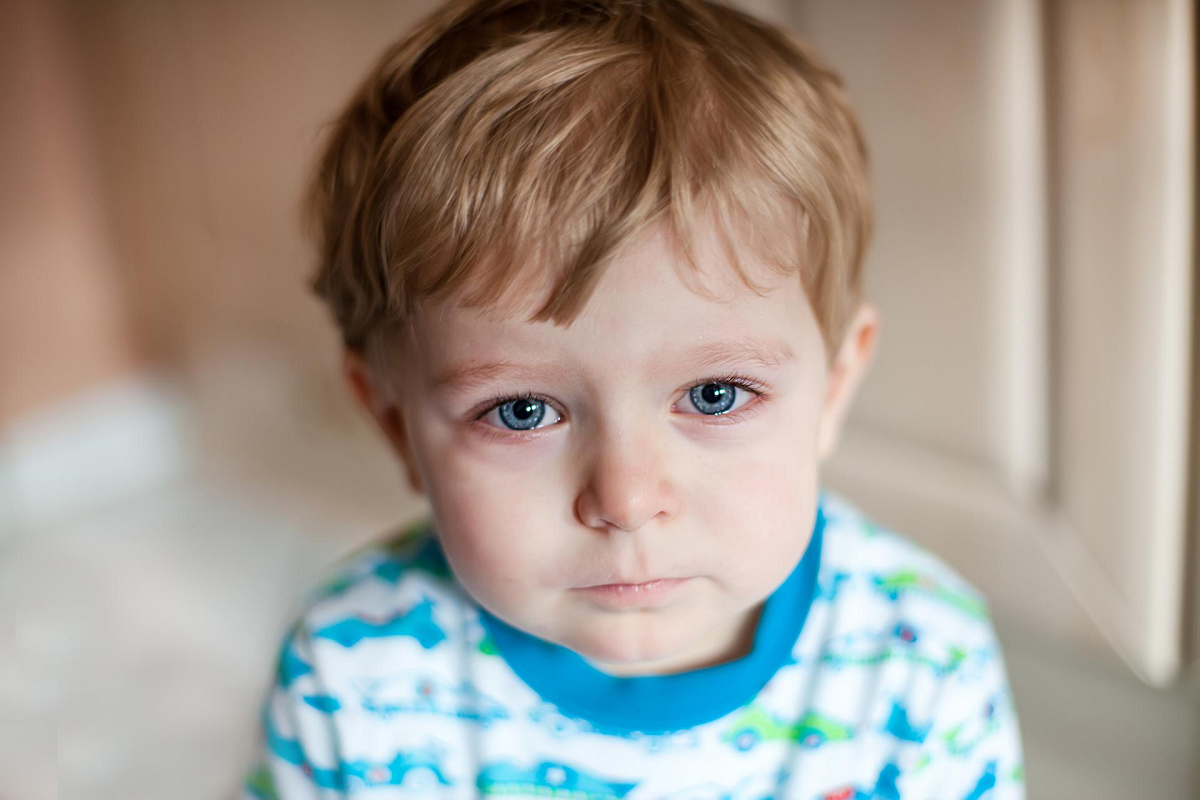 Что происходит, когда вы оставляете ребенка одного плакать в кроватке?