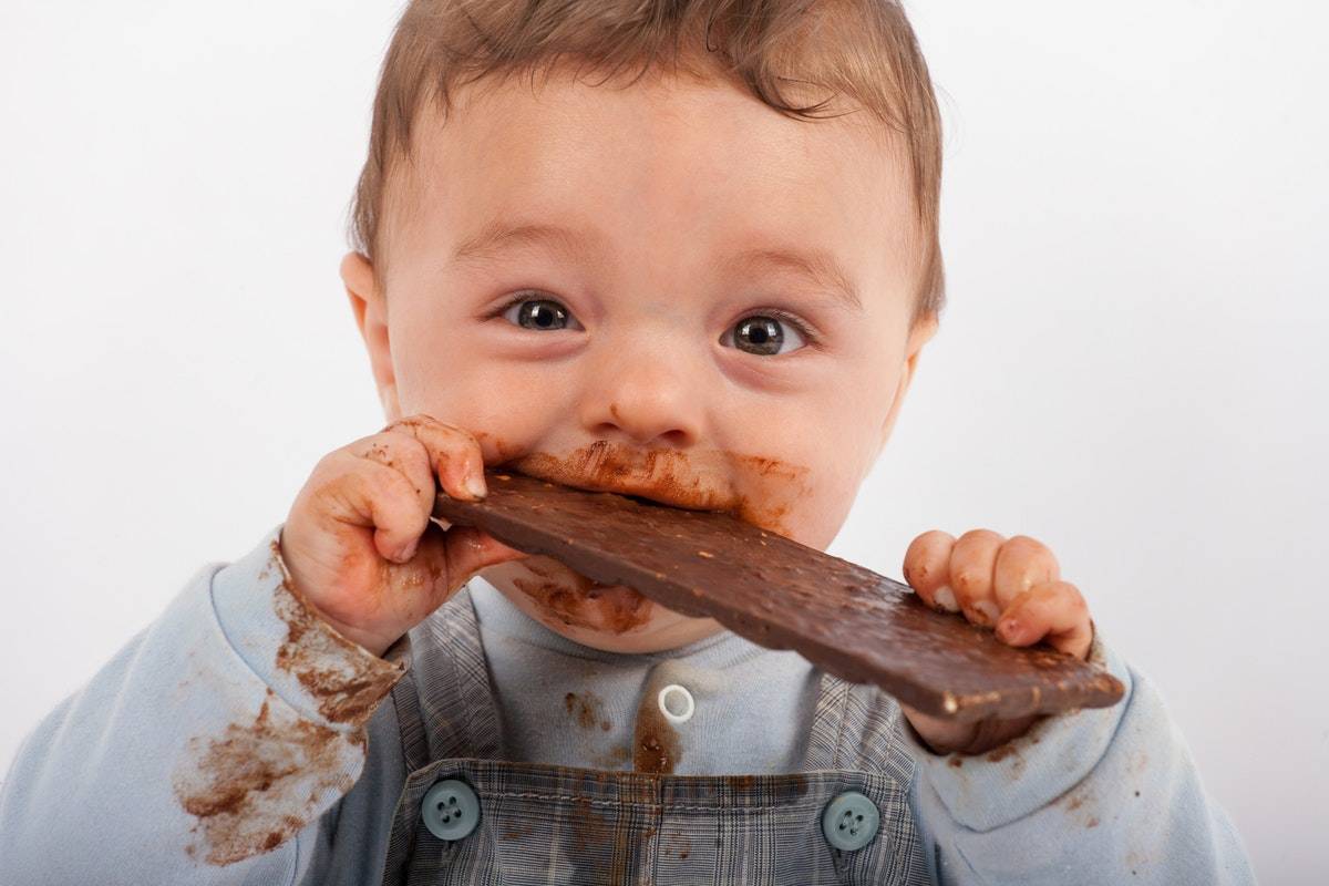 Когда ребенку можно давать шоколад: с какого возраста, чем вреден?