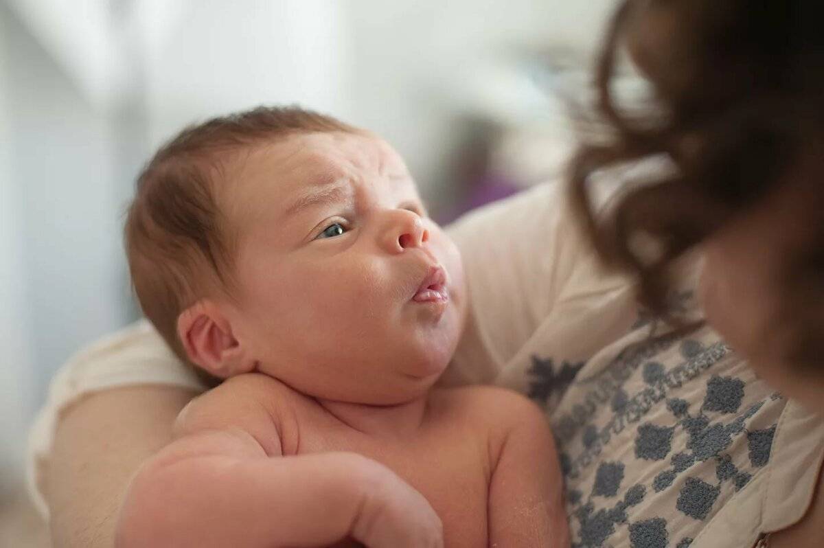 Когда новорожденный начинает слышать и видеть | во сколько дети начинают слышать и видеть после рождения