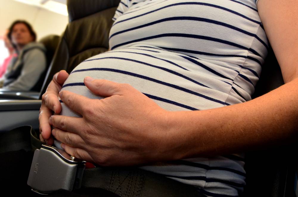 Можно ли беременным летать и что стоит взять с собой в самолет