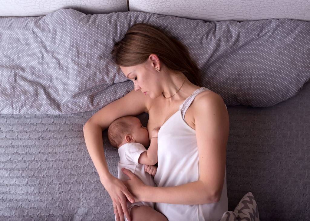 Позы для кормления новорожденного грудным молоком: из-под руки, колыбелька, лежа на боку