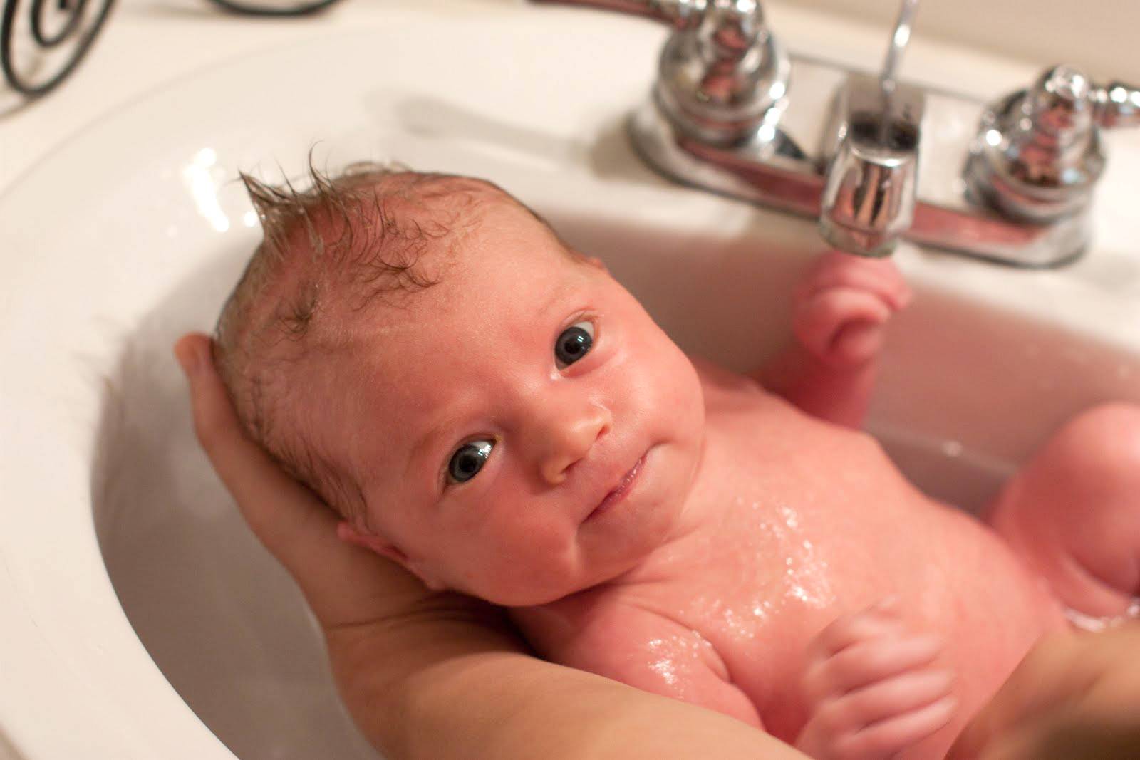 Как мыть голову новорожденному: советы педиатров