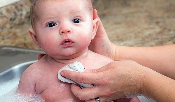 Купание ребёнка: можно ли проводить водные процедуры при насморке – умная мама