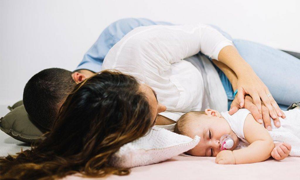 Ребенок спит только на руках: как отучить, методы решения проблемы