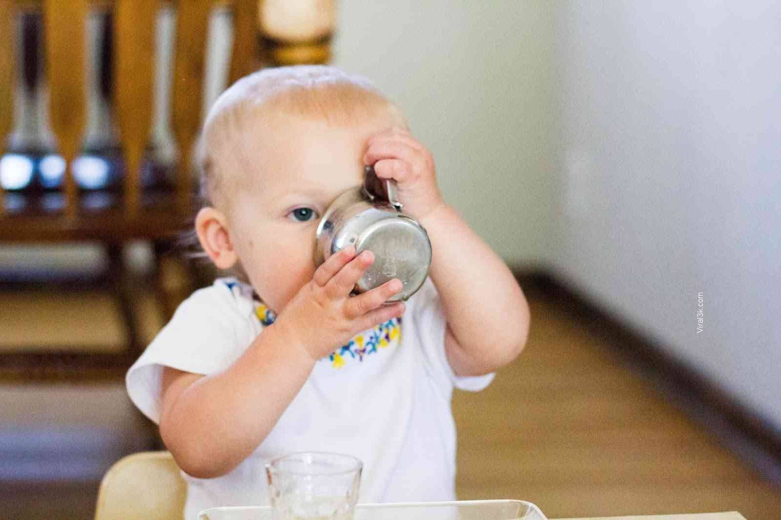 Как научить ребенка пить с трубочки: в 8 и 9 месяцев, в год, для чего необходимо