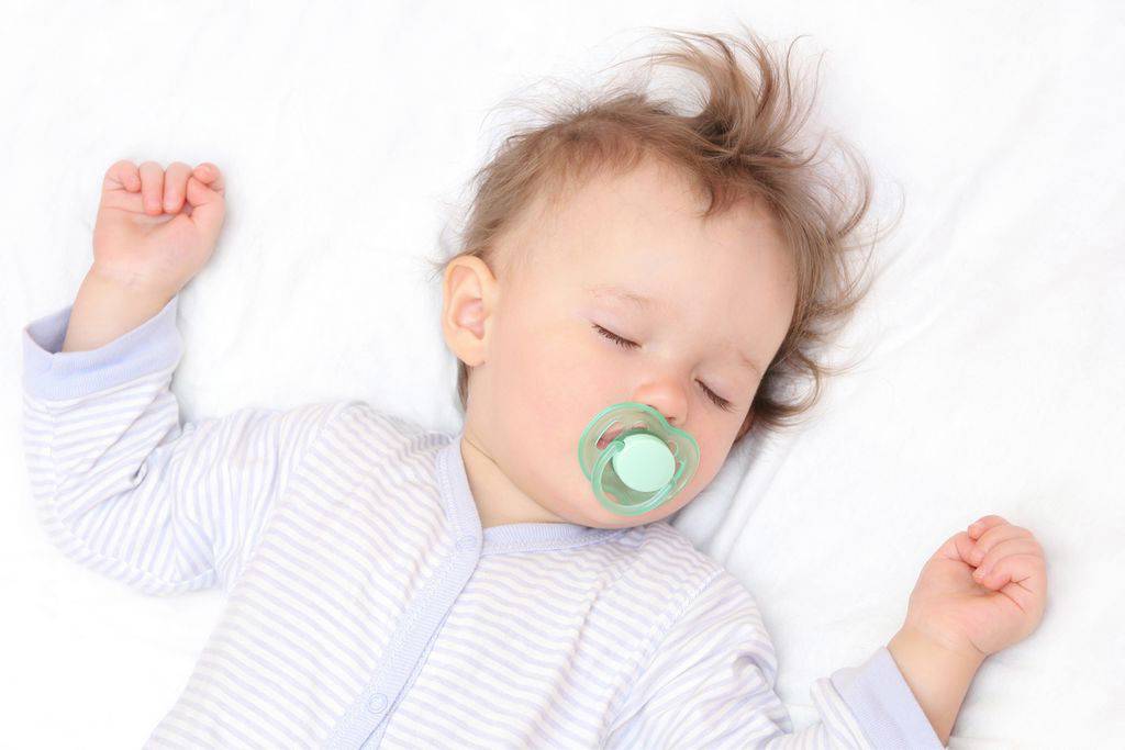 Ребенок сильно потеет во сне: причины