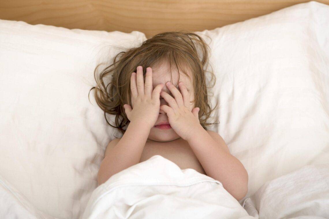 Ребенок хочет спать, но не может уснуть: причины, как помочь