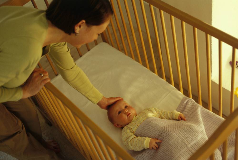 Что делать, если малыш привык засыпать вместе с мамой? | parent-portal.ru