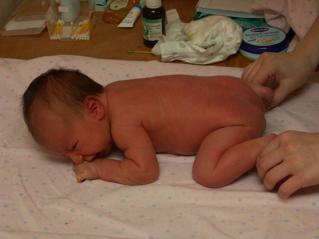 Как выкладывать новорожденного ребенка на животик: когда можно начинать и как правильно это делать