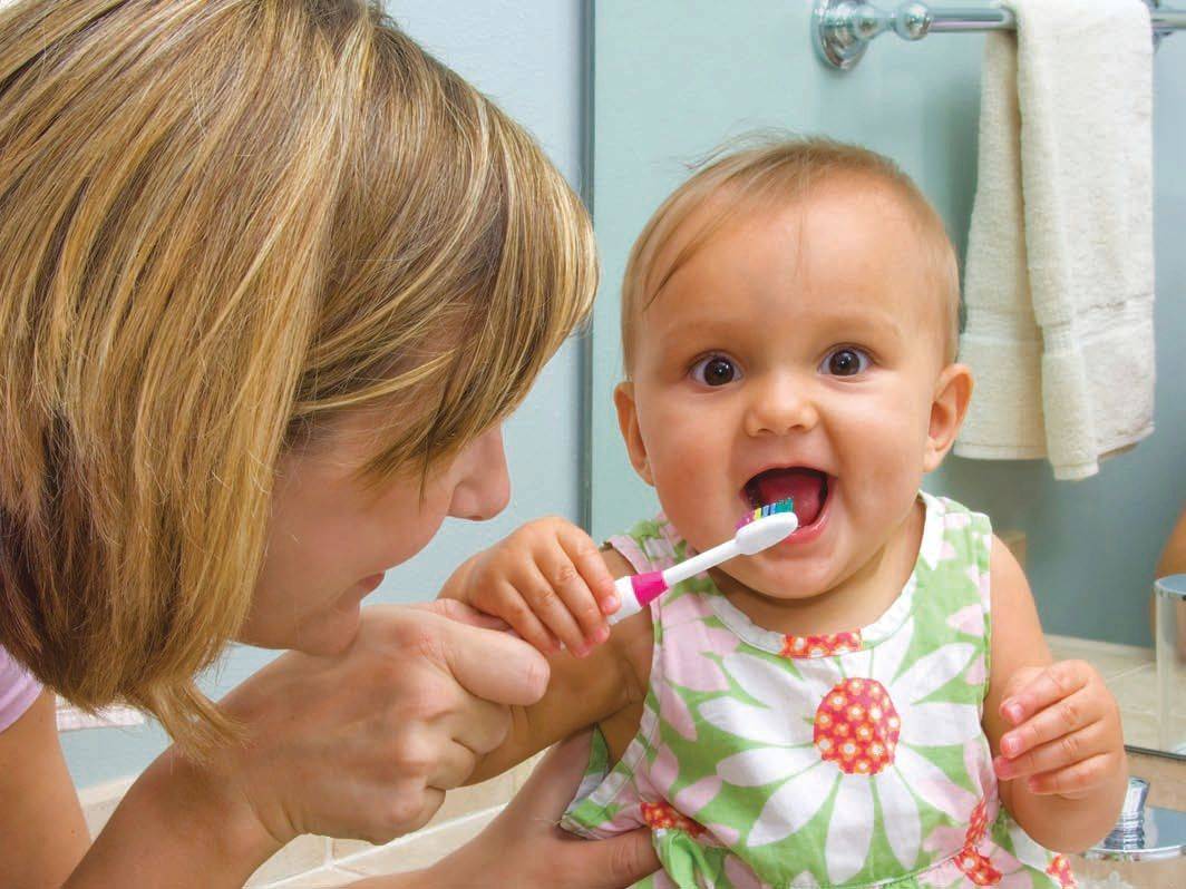 Когда начинать чистить зубы ребенку, с какого возраста и как научить малыша делать это правильно?