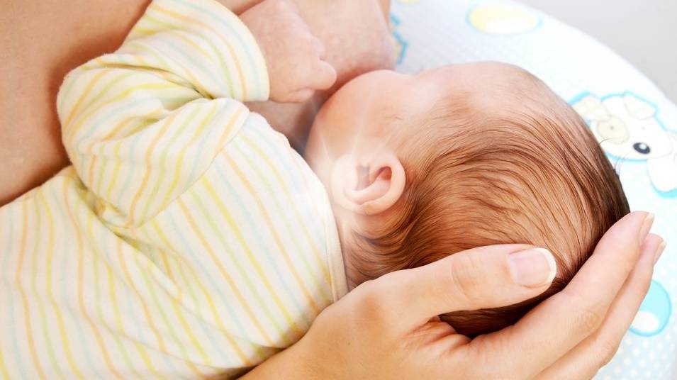 Почему у младенца потеет головка во время кормления
