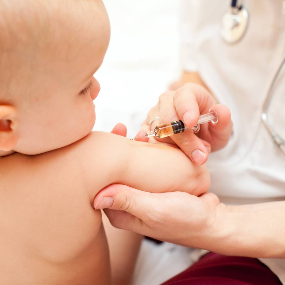 Какие прививки делают новорожденным? график прививок детям до года