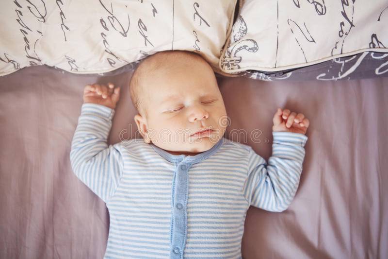 Ребенок спит только на руках: что делать?