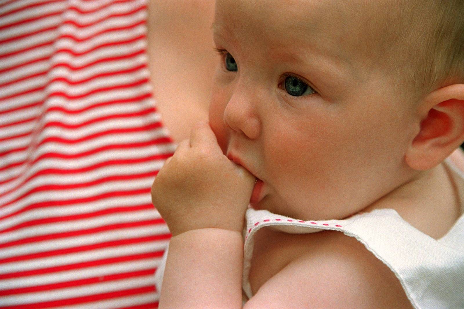 Ребенок отказывается от грудного вскармливания: почему и что делать