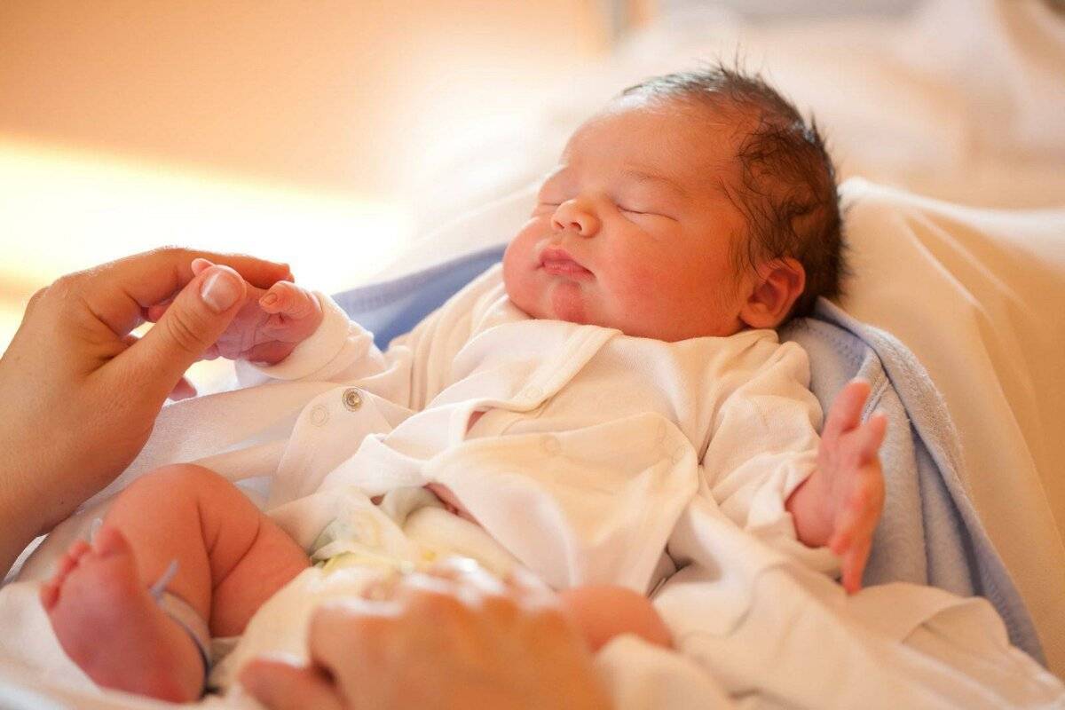 Когда начинает видеть и слышать новорожденный ребенок :: syl.ru
