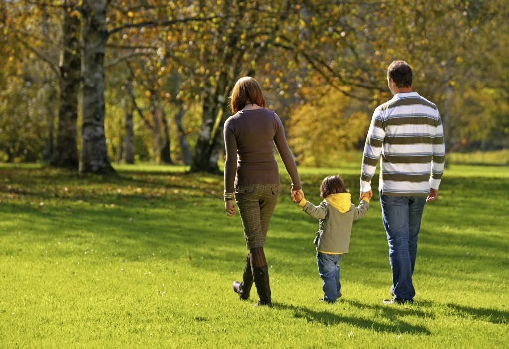 Как гулять с ребенком от 0 до 2-х лет: ориентиры для мамы