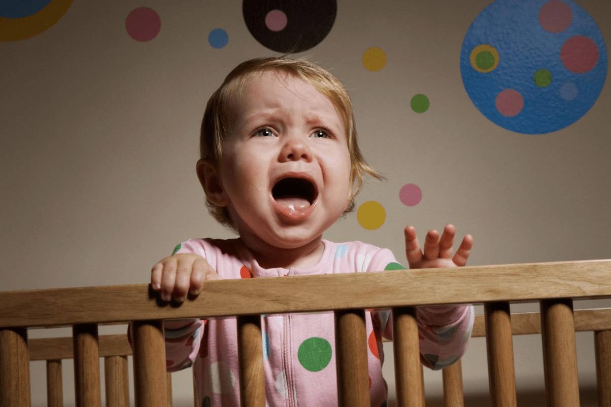 Почему плачет ребенок по ночам и как успокоить грудничка когда он плачет