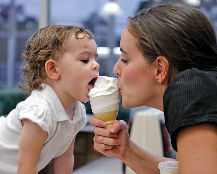 Можно ли кормящей маме мороженое и какое лучше?