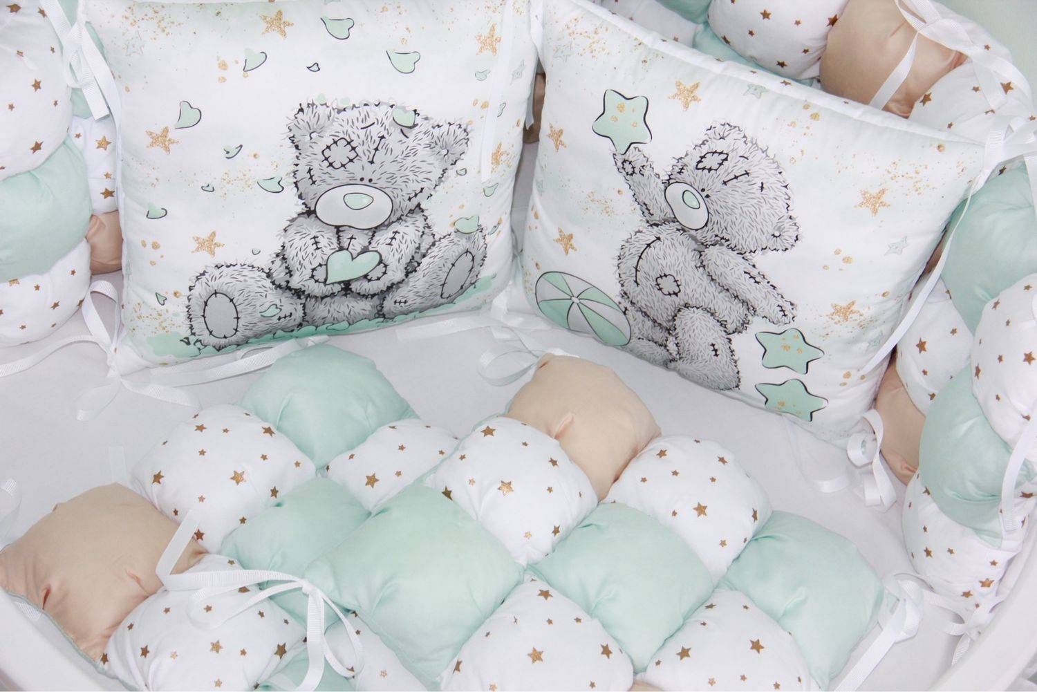 Нужны ли бортики в кроватку для новорожденного: преимущества и недостатки, зачем защищать пространство для малыша?