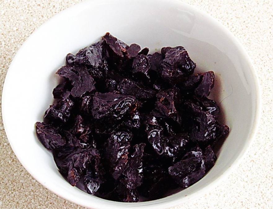 Можно ли  кормящей  маме чернослив: польза или вред от сухофрукта