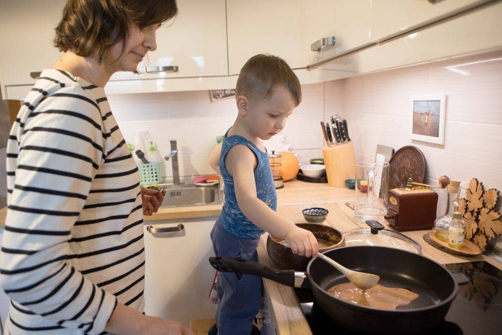 Мама готовит блины. Готовка с детьми. Дети пекут. Совместная готовка с детьми. Дети пекут блины.