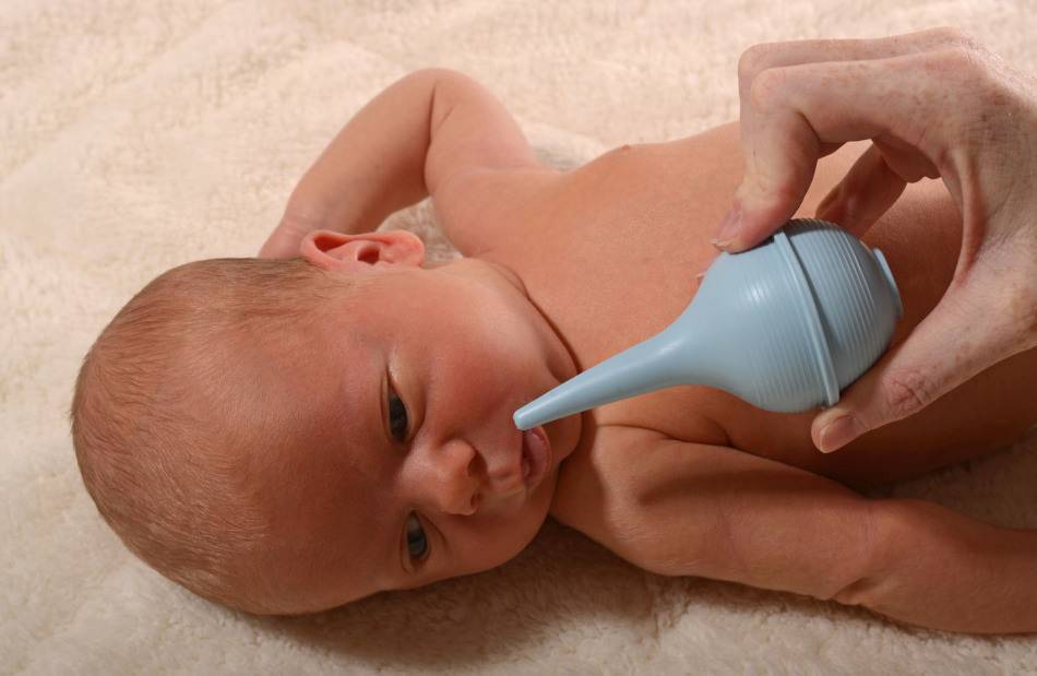 Как чистить новорожденному носик от соплей правильно: мнение комаровского, видео