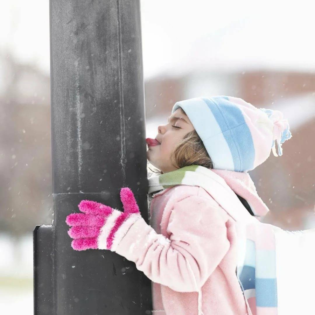 Что делать, если ребенок прилип языком к железу (металлу) зимой: как лечить?