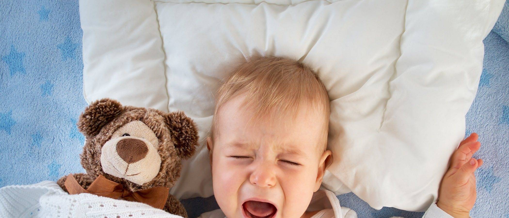 Как отучить ребенка от качания перед сном на руках и в кроватке: способы, сложности