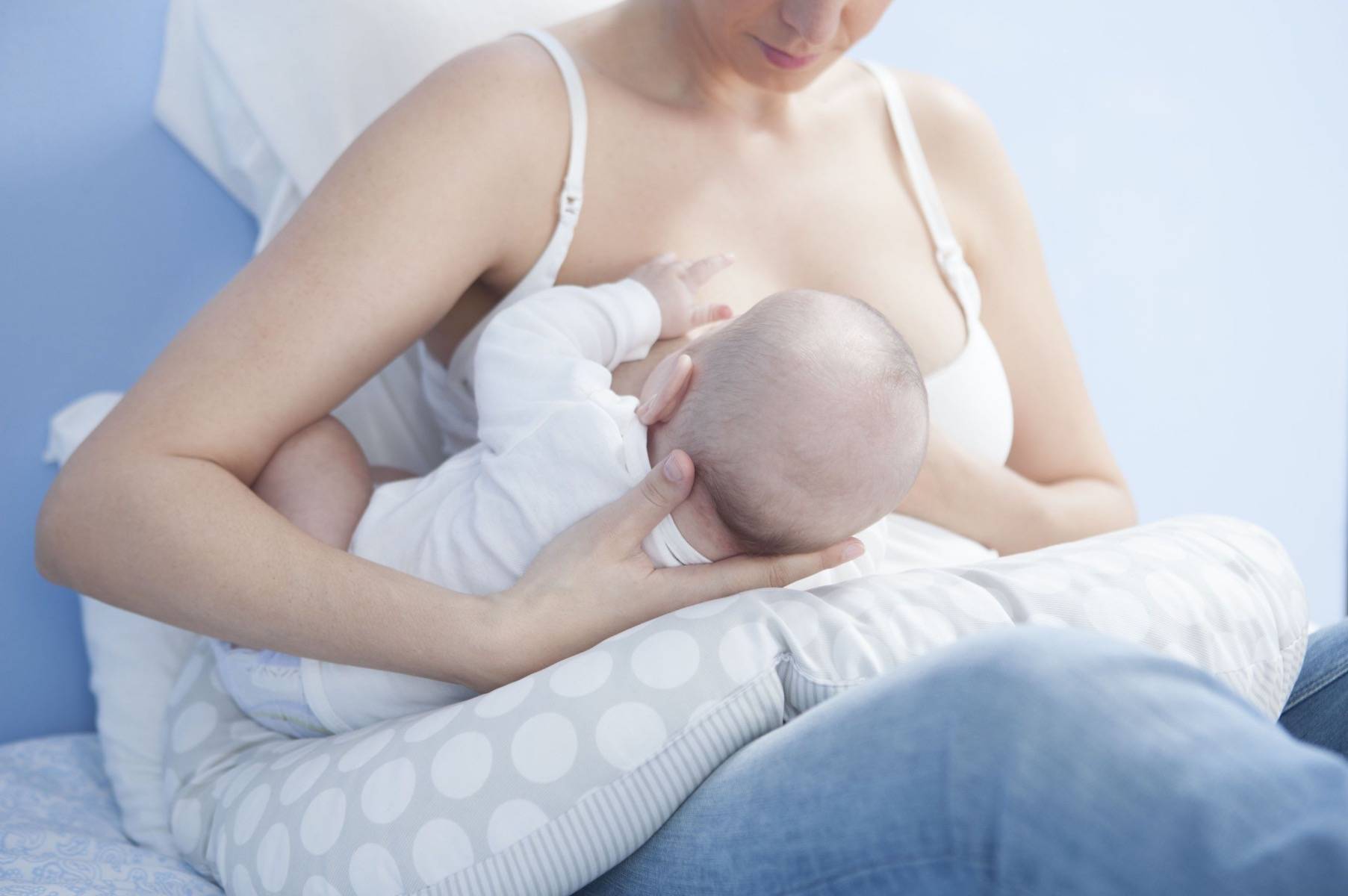 Почему чешется грудь у кормящей мамы