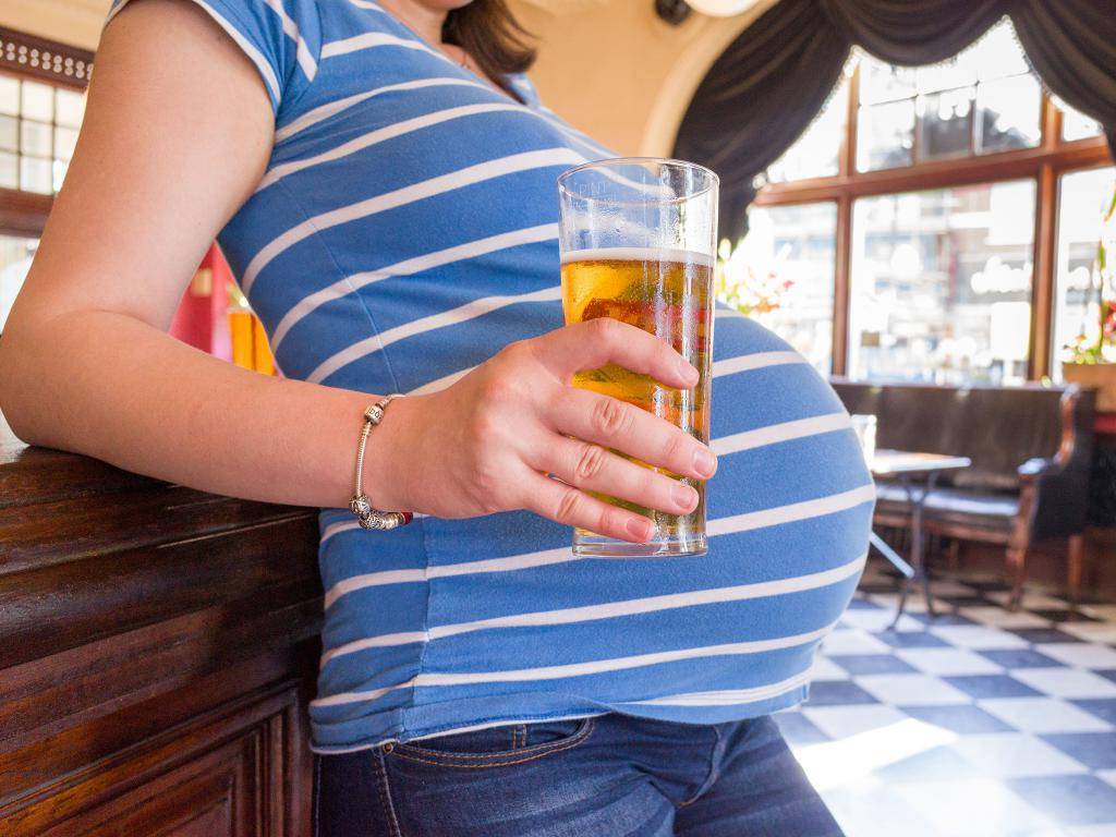 Можно ли пить беременным пиво, каково его влияние на плод