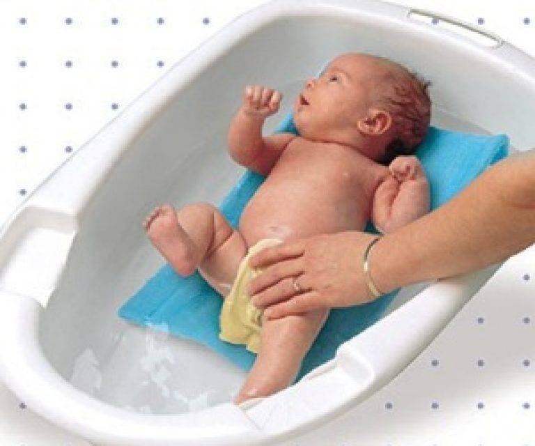 Первое купание новорожденного: как правильно купать ребенка первый раз дома