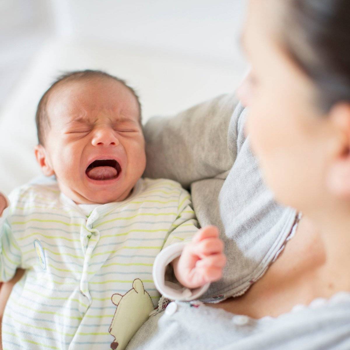 Когда новорожденный начинает видеть и слышать: слух и зрение детей по месяцам