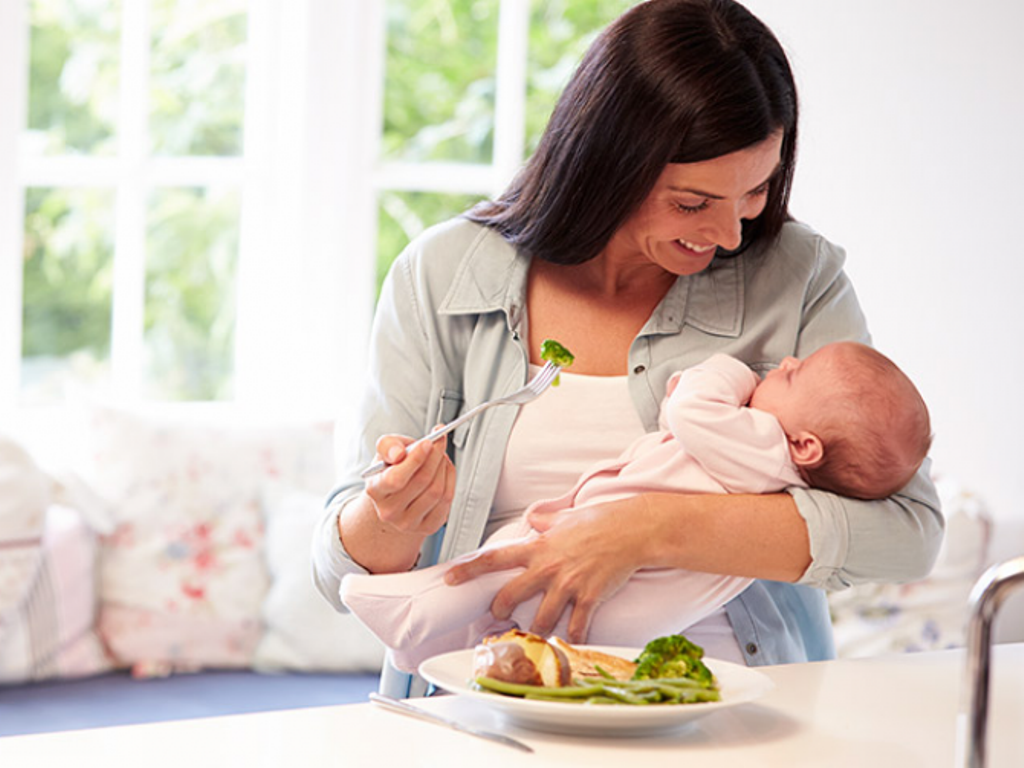 Питание родильницы. Рациональное питание кормящей женщины. Мама кормит малыша. Мама с грудным ребенком на кухне.