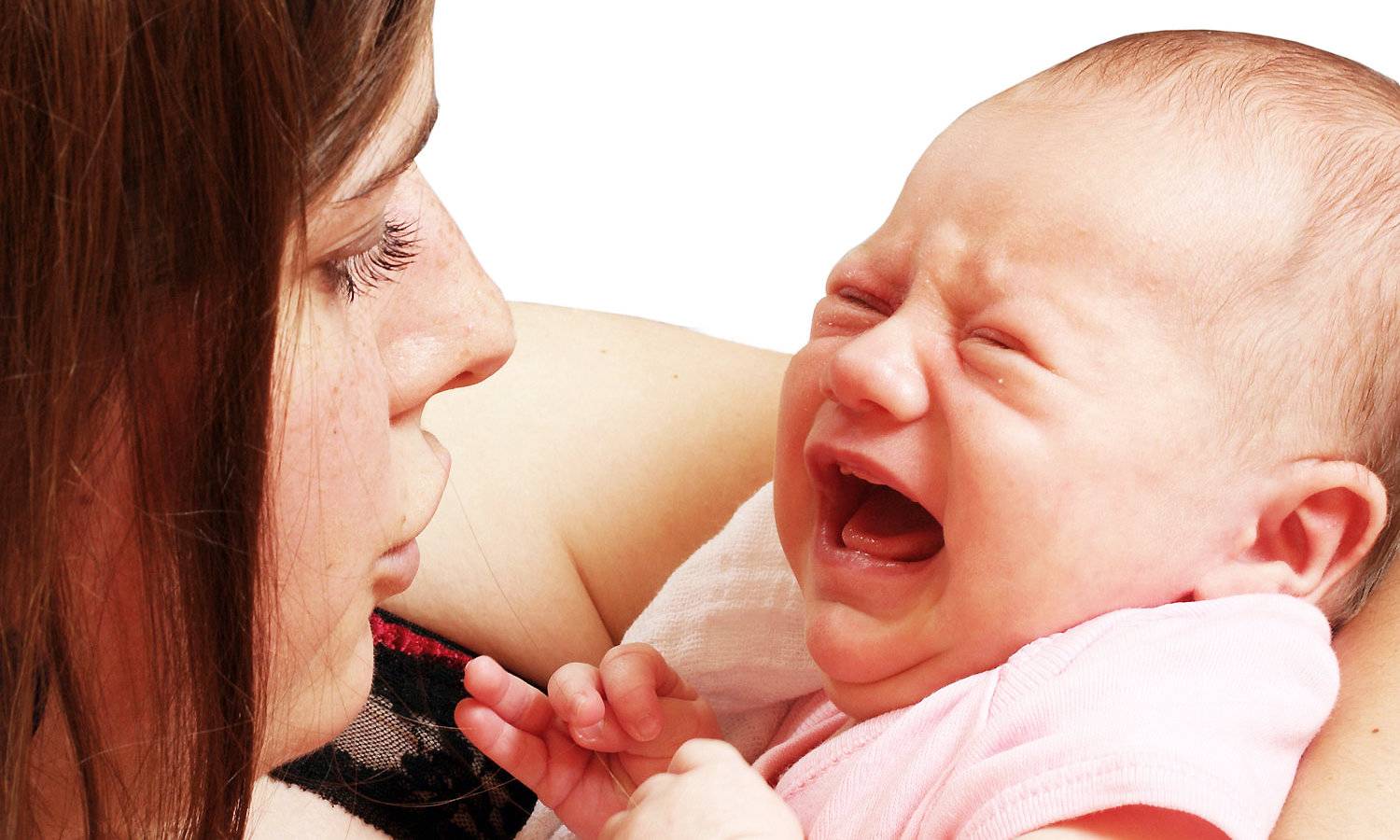 Кричит после кормления. Младенец плачет. Грудной ребенок кричит. Новорожденный с мамой кормление. Мать плачет грудной ребенок.