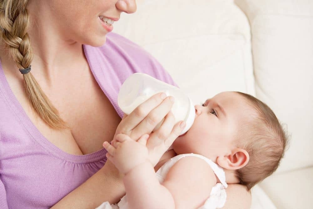 Как приучить ребёнка к груди после бутылочки, временного отказа или перерыва?