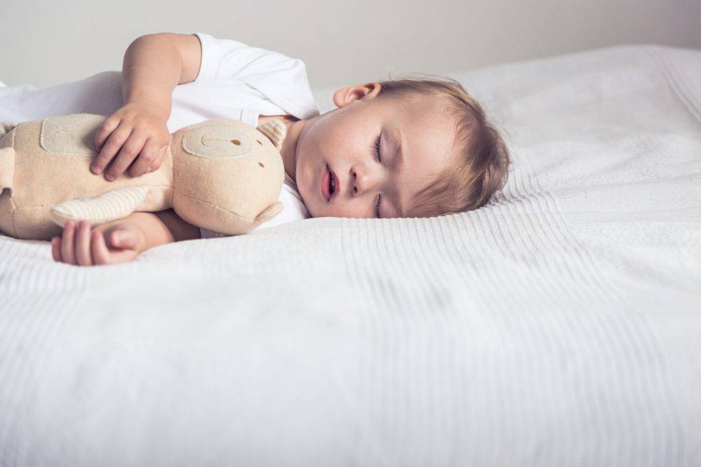 Как быстро приучить ребенка спать в кроватке (новорожденного, месячного, годовалого) | ребенок не не спит в кроватке, что делать