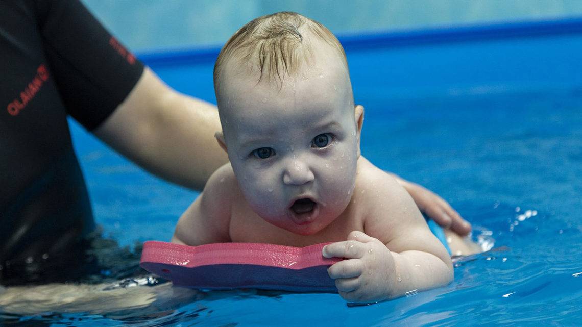 Грудничковое плавание: ответы тренера на частые вопросы мам и пап