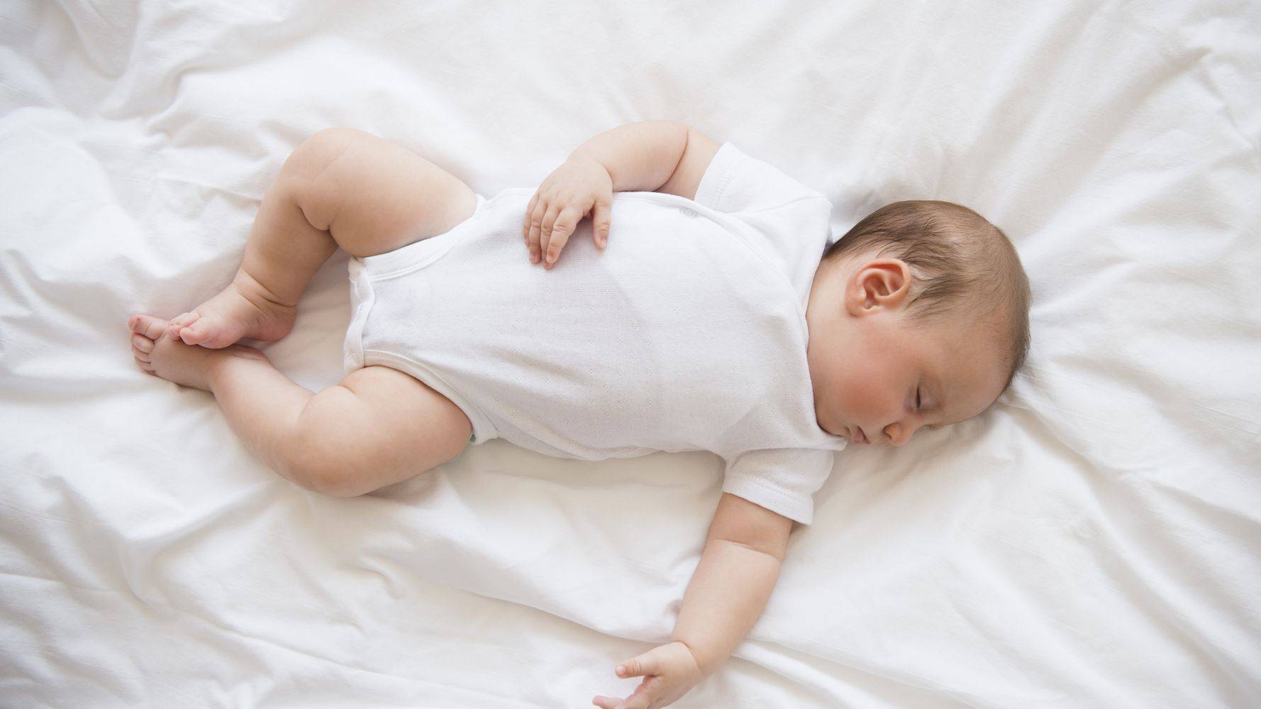 Можно ли новорожденному спать на животе, почему ребенок спит на животе