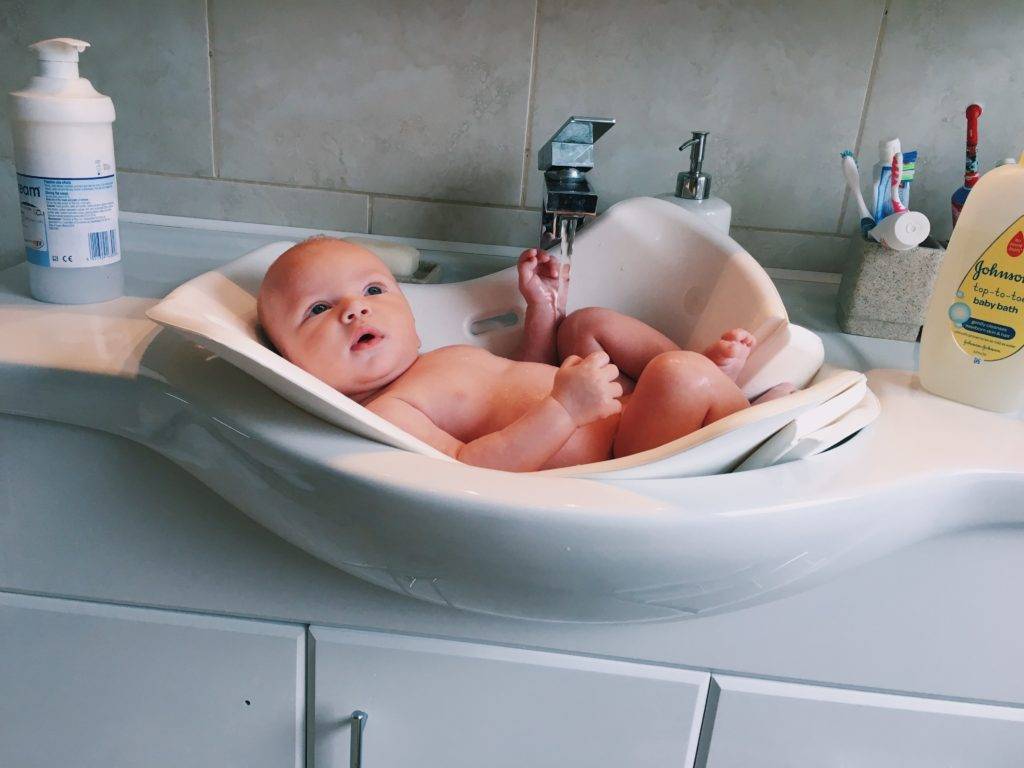 Как нужно ухаживать за новорожденным мальчиком в первый месяц после роддома: особенности ухода и купания от а до я