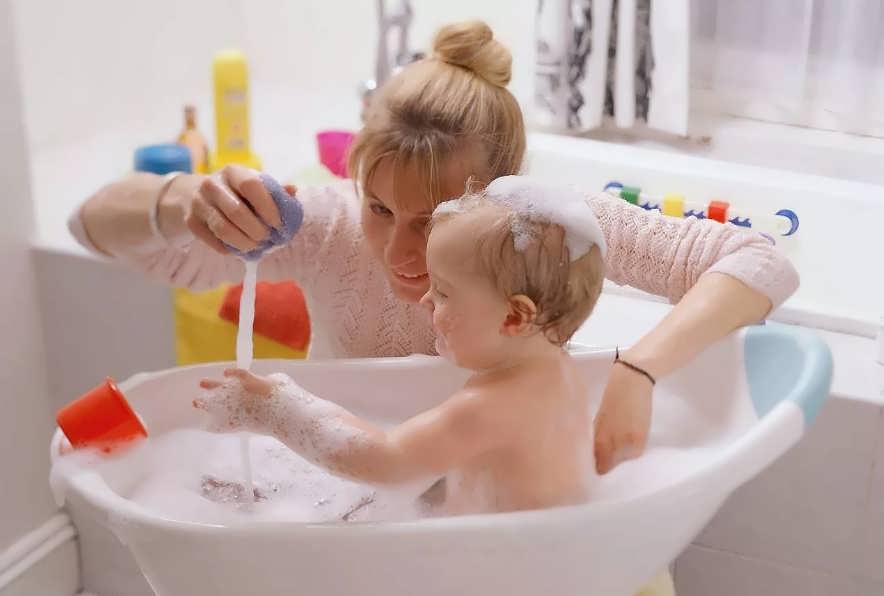 Игра ребенок в ванне. Мама купает ребенка. Купание малыша. Мытье ребенка. Ванна для купания ребенка.