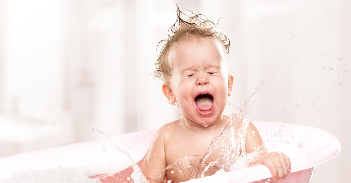 Ребенок боится купаться в ванной: причины и что делать?