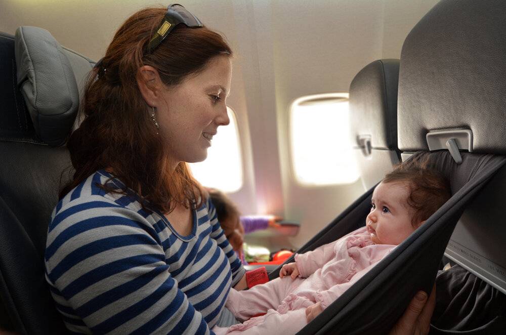 Как и с какого возраста можно лететь в самолете с грудным ребенком