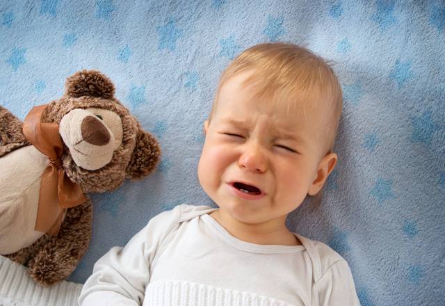 Почему ребенок плачет ночью во сне и что делать родителям?