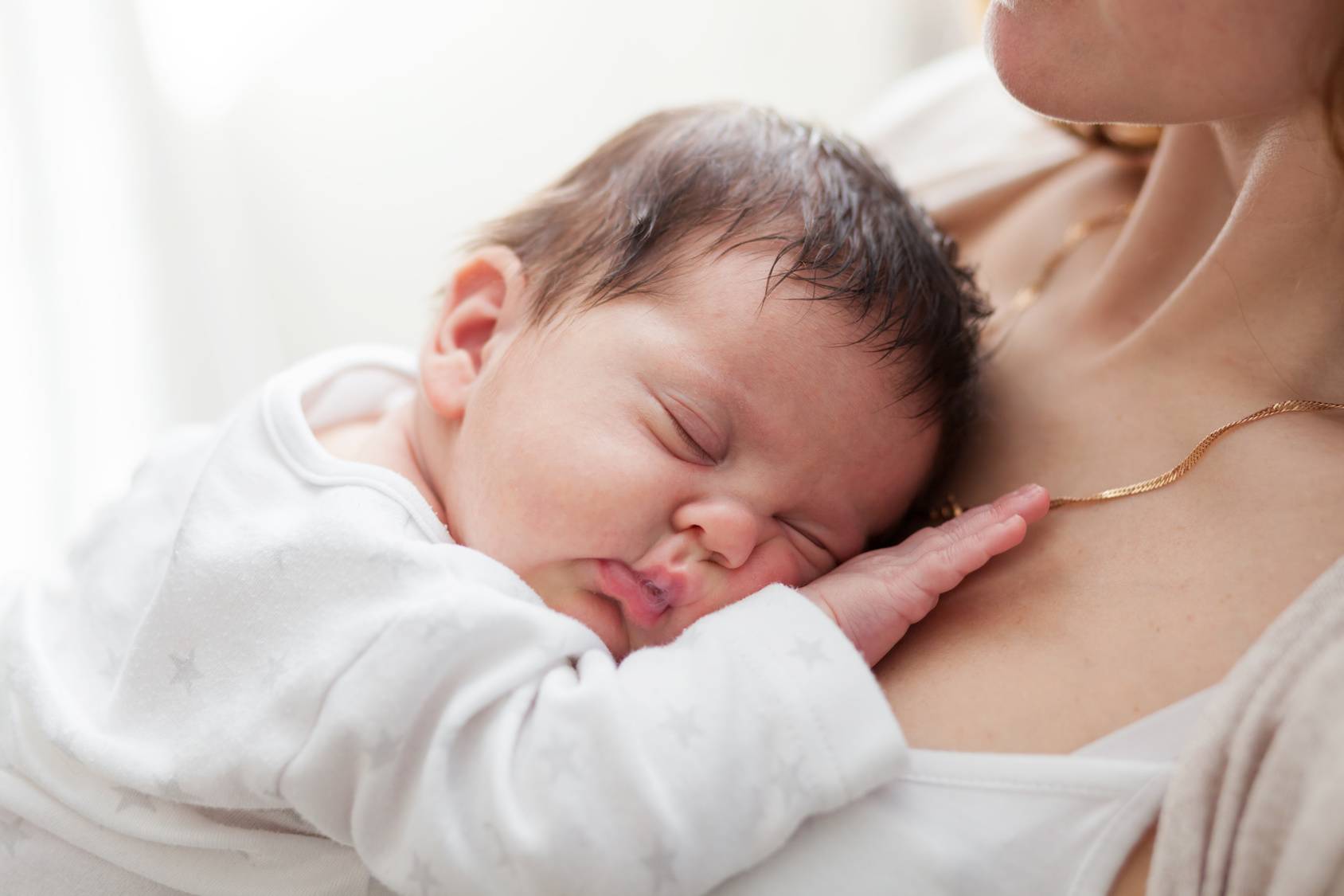 Почему новорожденный икает, что делать при икоте у ребенка после кормления - medside.ru