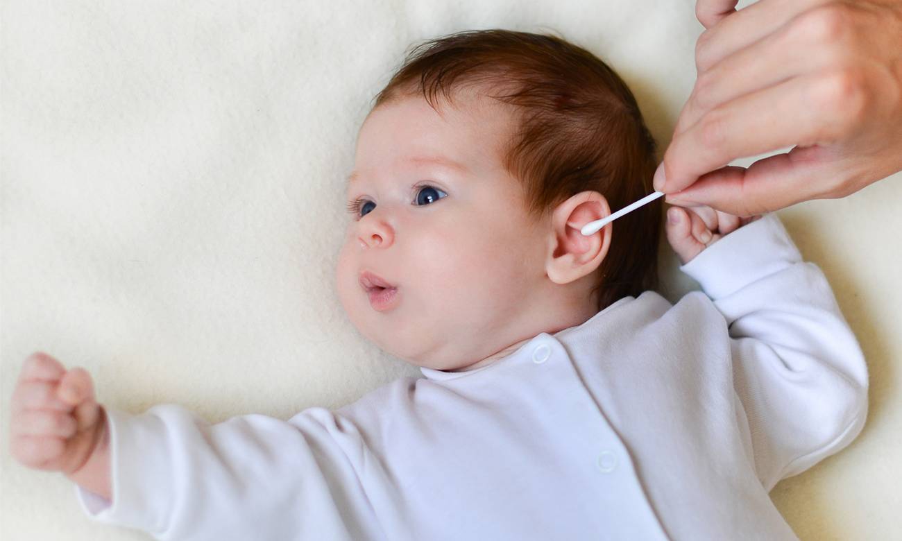 Как правильно почистить уши грудному ребенку