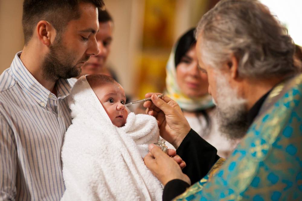 Крестная мама: какие у нее обязанности, что надо знать на крещении