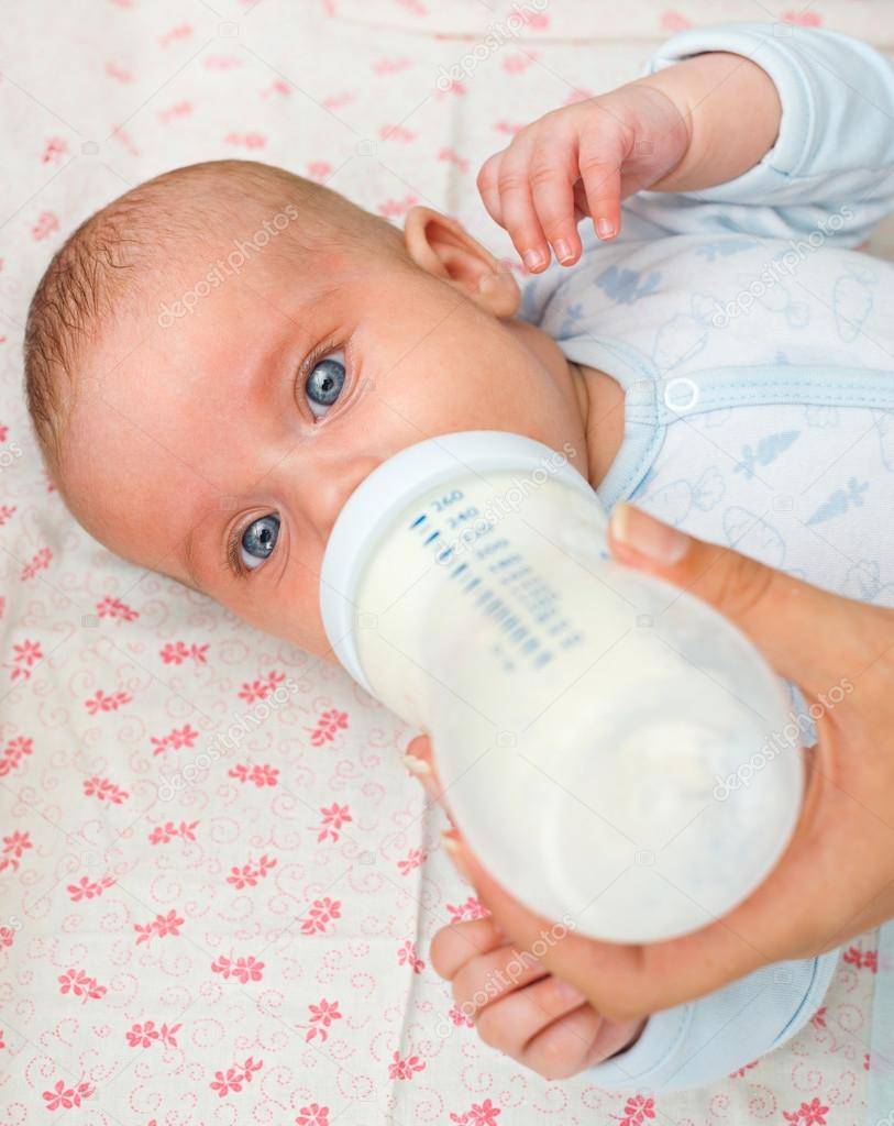 Как правильно кормить новорожденного смесью из бутылочки: практические советы