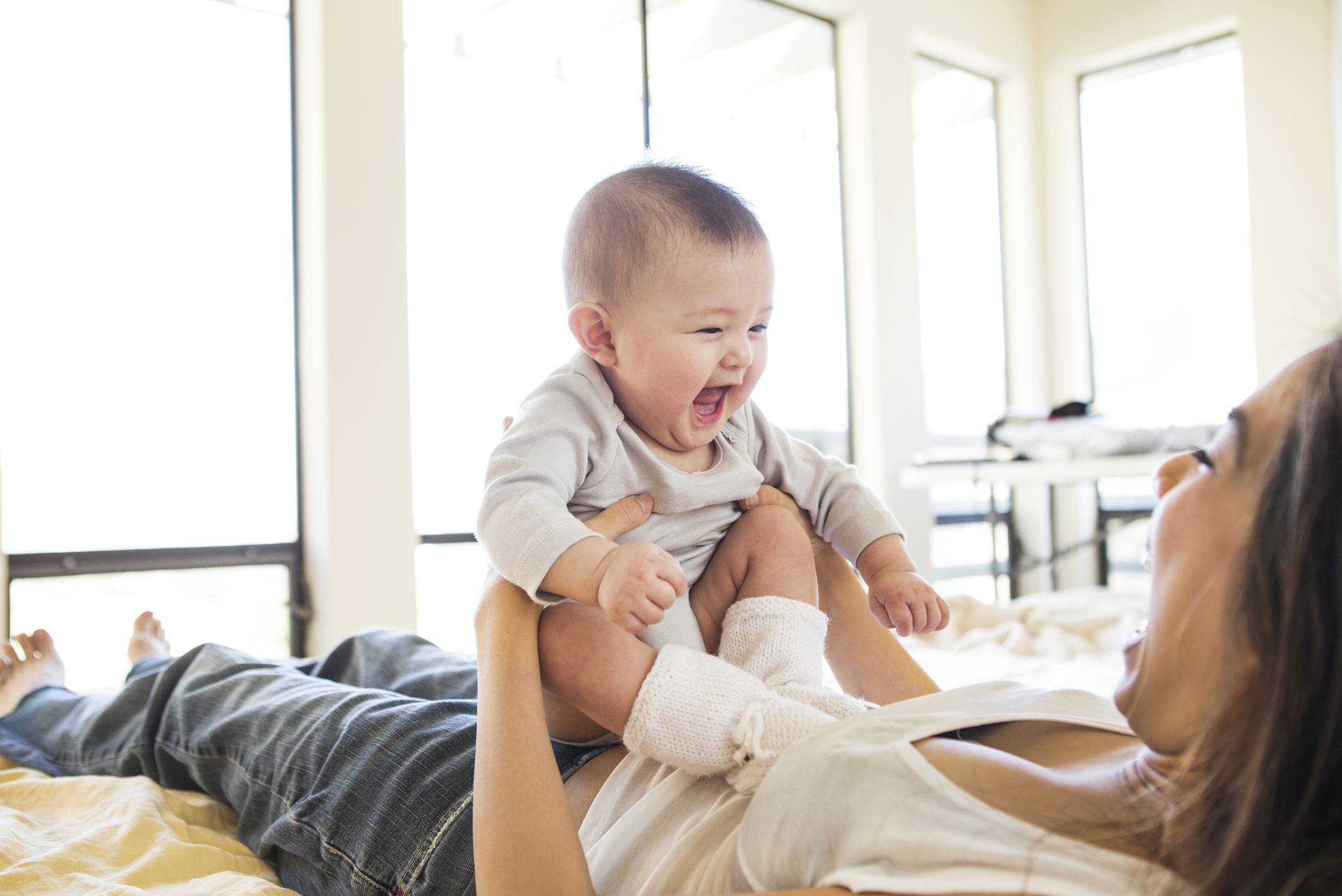 Во сколько младенец начинает смеяться в голос или когда ребёнок впервые смеётся вслух, а также причины первого веселья у грудничка и рекомендации родителям