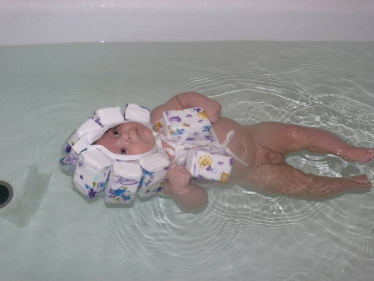 Круг для купания новорожденных: со скольки месяцев, как одеть и выбрать