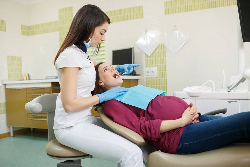 Можно ли лечить зубы при грудном вскармливании, допустимы ли анестезия и рентген?